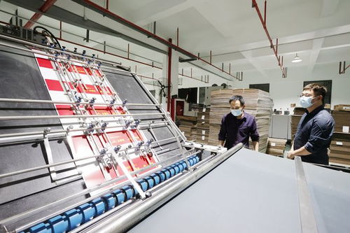 湖口 通宵趕制10000個(gè)愛心守 滬 物資包裝盒